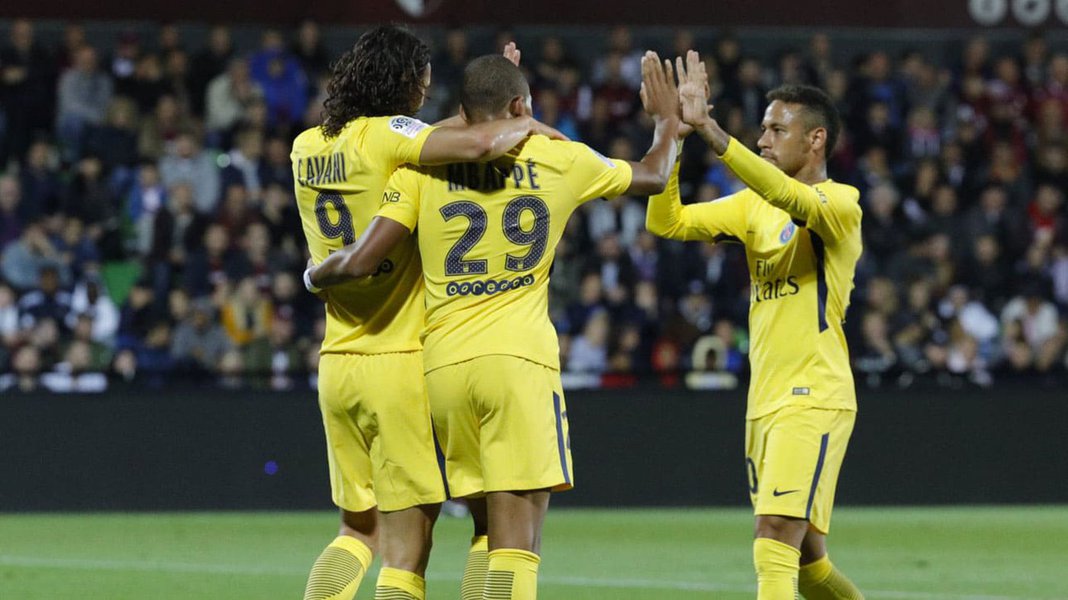 O trio de ataque do PSG voltou a funcionar e o time francês goleou o Anderlecht, da Bélgica, por 4 x 0, pela terceira rodada da fase do grupos da Liga dos Campeões da Europa; Além de Neymar, Cavani e Mbappé, Di Maria anotou para o time francês; o PSG lidera o grupo B com 9 pontos, contra 6 do Bayern de Munique (Foto: Charles Nisz) O trio de ataque do PSG voltou a funcionar e o time francês goleou o Anderlecht, da Bélgica, por 4 x 0, pela terceira rodada da fase do grupos da Liga dos Campeões da Europa; Além de Neymar, Cavani e Mbappé, Di Maria anotou para o time francês; o PSG lidera o grupo B com 9 pontos, contra 6 do Bayern de Munique