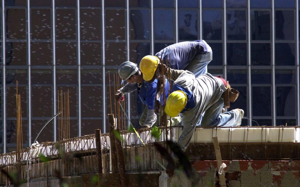 O mercado imobiliário ainda amarga a recessão da economia provocada pelo governo de Michel Temer; no período entre abril e junho, apenas quatro companhias entre 17 de capital aberto apresentaram lucro: MRV Engenharia, EZTec, Tenda e Trisul; a Cyrela, tradicional incorporadora do País, registrou a primeira perda de sua história, ao contabilizar prejuízo de R$ 141 milhões no segundo trimestre (Foto: Aquiles Lins) O mercado imobiliário ainda amarga a recessão da economia provocada pelo governo de Michel Temer; no período entre abril e junho, apenas quatro companhias entre 17 de capital aberto apresentaram lucro: MRV Engenharia, EZTec, Tenda e Trisul; a Cyrela, tradicional incorporadora do País, registrou a primeira perda de sua história, ao contabilizar prejuízo de R$ 141 milhões no segundo trimestre