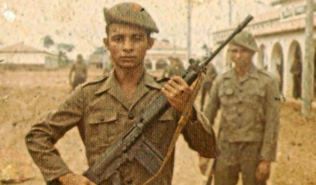 Com estreia marcada para a 41ª Mostra Internacional de Cinema, em São Paulo, o documentário "Soldados do Araguaia" conta a história dos soldados de baixa patente enviados para o interior da selva amazônica com a missão de exterminar a Guerrilha do Araguaia, movimento de oposição à Ditadura Militar no país; quarenta anos depois do fim da guerra, eles descrevem pela primeira vez a sua versão dos fatos e relatam terem sido rejeitados pela História por sua filiação ao Exército e pelos próprios militares por suas denúncias contra a corporação (Foto: Paulo Emílio) Com estreia marcada para a 41ª Mostra Internacional de Cinema, em São Paulo, o documentário "Soldados do Araguaia" conta a história dos soldados de baixa patente enviados para o interior da selva amazônica com a missão de exterminar a Guerrilha do Araguaia, movimento de oposição à Ditadura Militar no país; quarenta anos depois do fim da guerra, eles descrevem pela primeira vez a sua versão dos fatos e relatam terem sido rejeitados pela História por sua filiação ao Exército e pelos próprios militares por suas denúncias contra a corporação
