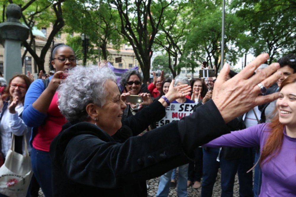 A presidente nacional do PT, senadora Gleisi Hoffmann, e a secretário nacional de Mulheres do partido, Anne Karolyne, comemoraram a decisão da Justiça que que absolveu a ex-ministra Eleonora Menicucci do processo movido pelo ator pornô Alexandre Frota; "Lutamos todos os dias contra a cultura do estupro, o machismo e o patriarcado. Lutamos pela construção de uma sociedade feminista, democrática e pela nossa autonomia", afirma a nota do PT (Foto: Aquiles Lins) A presidente nacional do PT, senadora Gleisi Hoffmann, e a secretário nacional de Mulheres do partido, Anne Karolyne, comemoraram a decisão da Justiça que que absolveu a ex-ministra Eleonora Menicucci do processo movido pelo ator pornô Alexandre Frota; "Lutamos todos os dias contra a cultura do estupro, o machismo e o patriarcado. Lutamos pela construção de uma sociedade feminista, democrática e pela nossa autonomia", afirma a nota do PT