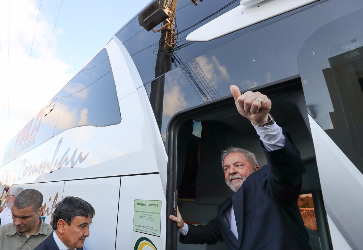Expectativa, essa é a palavra de ordem para a chegada de Lula a Alagoas, nesta terça-feira (22); previsão é que ele cruze de balsa o Rio São Francisco e chegue à Penedo por volta de 16h, quando será recebido por militantes e vai participar de um ato público; em seguida, o ex-presidente segue para a cidade de Arapiraca, onde passa a noite; no Agreste será homenageado pela Universidade Estadual de Alagoas (Uneal) com o título de Doutor Honoris Causa; após essa cerimônia, o ex-presidente segue para Maceió (Foto: Voney Malta) Expectativa, essa é a palavra de ordem para a chegada de Lula a Alagoas, nesta terça-feira (22); previsão é que ele cruze de balsa o Rio São Francisco e chegue à Penedo por volta de 16h, quando será recebido por militantes e vai participar de um ato público; em seguida, o ex-presidente segue para a cidade de Arapiraca, onde passa a noite; no Agreste será homenageado pela Universidade Estadual de Alagoas (Uneal) com o título de Doutor Honoris Causa; após essa cerimônia, o ex-presidente segue para Maceió