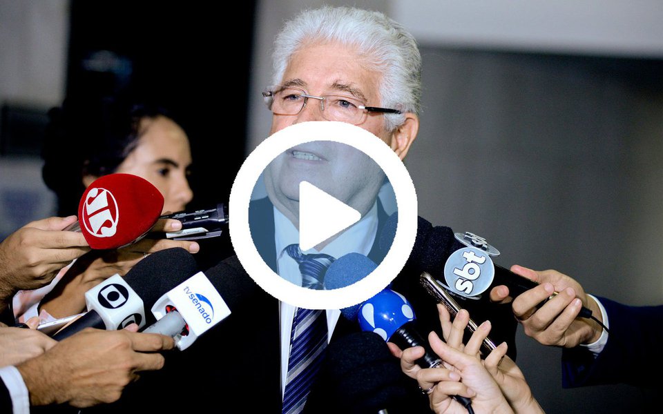 O senador Roberto Requião apresenta nesta quarta-feira um novo relatório sobre o projeto de lei que trata do abuso de autoridade; parlamentar fez mudanças no texto original e diz que o fundamental é manter a independência dos juízes e "dar garantia à população contra o abuso de poder do agente público"; "A lei tem que ser interpretada dentro do limite dela. O limite da lei é a estrada do texto legal, que pode ter variações de interpretação. Mas, quando a lei disser não, a interpretação não pode ser sim. O arbítrio tem que ser afastado" (Foto: José Barbacena) O senador Roberto Requião apresenta nesta quarta-feira um novo relatório sobre o projeto de lei que trata do abuso de autoridade; parlamentar fez mudanças no texto original e diz que o fundamental é manter a independência dos juízes e "dar garantia à população contra o abuso de poder do agente público"; "A lei tem que ser interpretada dentro do limite dela. O limite da lei é a estrada do texto legal, que pode ter variações de interpretação. Mas, quando a lei disser não, a interpretação não pode ser sim. O arbítrio tem que ser afastado"