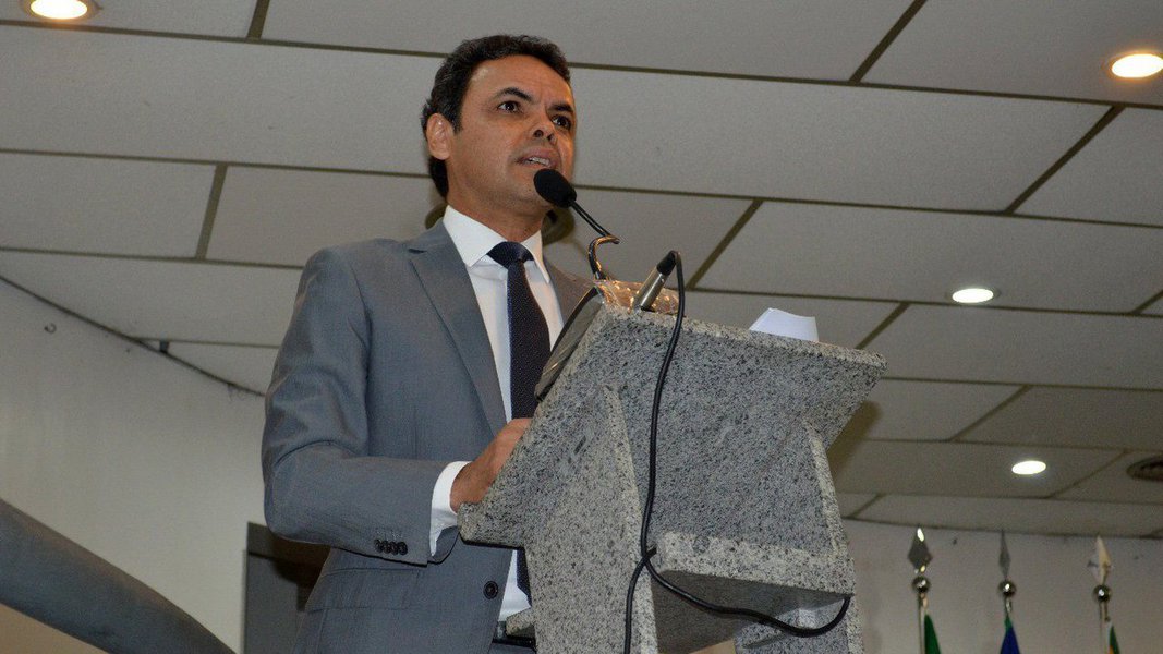 A comitiva de prefeitos piauienses esteve acompanhada de lideranças do movimento municipalista no Congresso para cobrar de parlamentares respostas do Legislativo e do Executivo Federal, em relação à crise financeira pela qual passam os Municípios; entre as pautas, estavam inclusas ações sobre os repasses dos recursos do Apoio Financeiro aos Municípios (AFM); presidente da Associação Piauiense de Municípios, Gil Carlos, destaca o objetivo do movimento; “Queremos rever o pacto federativo, e o nosso objetivo maior é encontrar soluções para que sejam transferidas aos municípios as condições necessárias dos recursos, para que tenhamos as soluções concretas para os problemas de cada um deles”; relato no Piauí Hoje (Foto: Leonardo Lucena) A comitiva de prefeitos piauienses esteve acompanhada de lideranças do movimento municipalista no Congresso para cobrar de parlamentares respostas do Legislativo e do Executivo Federal, em relação à crise financeira pela qual passam os Municípios; entre as pautas, estavam inclusas ações sobre os repasses dos recursos do Apoio Financeiro aos Municípios (AFM); presidente da Associação Piauiense de Municípios, Gil Carlos, destaca o objetivo do movimento; “Queremos rever o pacto federativo, e o nosso objetivo maior é encontrar soluções para que sejam transferidas aos municípios as condições necessárias dos recursos, para que tenhamos as soluções concretas para os problemas de cada um deles”; relato no Piauí Hoje
