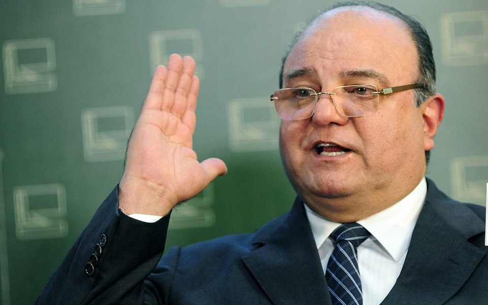Ex-deputado federal Cândido Vaccarezza, preso nesta sexta-feira (18) pela Polícia Federal, é investigado pela suspeita de ter recebido US$ 500 mil em propina para favorecer a empresa norte-americana Sargeant Marine em 12 contratos celebrados pela Petrobras que somam cerca de US$ 180 milhões, entre 2010 e 2013; segundo a PGR, Vaccarezza teria atuado no "contexto do esquema político-partidário que drenou a Petrobras, agindo em nome do Partido dos Trabalhadores" (Foto: Paulo Emílio) Ex-deputado federal Cândido Vaccarezza, preso nesta sexta-feira (18) pela Polícia Federal, é investigado pela suspeita de ter recebido US$ 500 mil em propina para favorecer a empresa norte-americana Sargeant Marine em 12 contratos celebrados pela Petrobras que somam cerca de US$ 180 milhões, entre 2010 e 2013; segundo a PGR, Vaccarezza teria atuado no "contexto do esquema político-partidário que drenou a Petrobras, agindo em nome do Partido dos Trabalhadores"