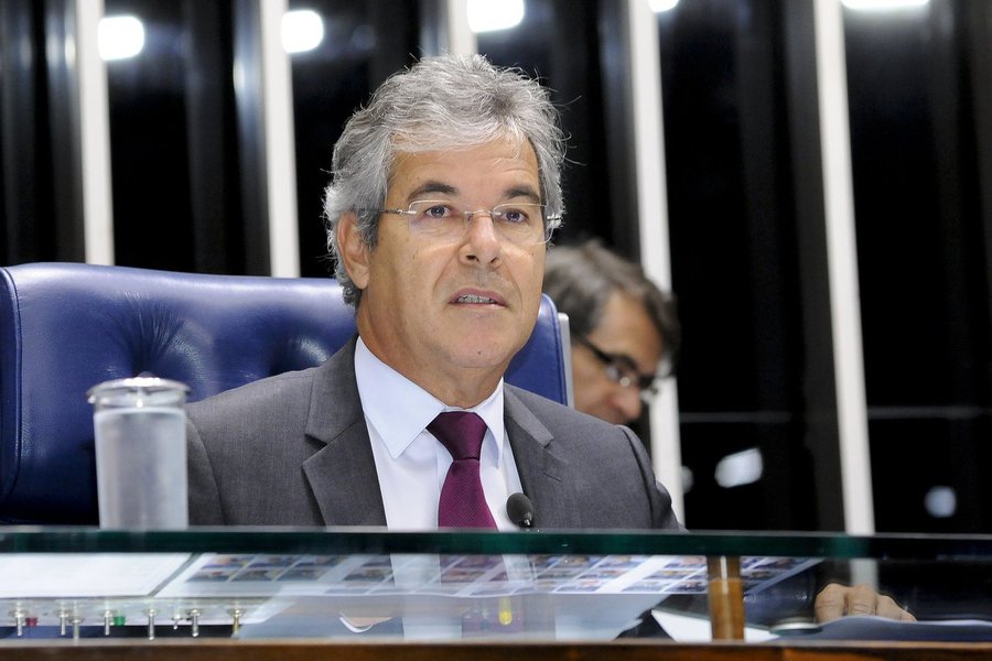 O senador Jorge Viana (PT-AC) fez um duro pronunciamento, na tarde desta terça-feira, 12 de setembro, lamentando o agravamento progressivo da crise política brasileira, com a abertura de novo inquérito pelo Supremo Tribunal Federal contra Michel Temer e integrantes do governo federal. "Que maldição é essa que o Brasil está vivendo?", desabafou; "O país não merece isso, o povo que não merece passar por isso. Em vez de se consertar o que estava errado, se destrói o país, se destrói a autoestima dos brasileiros, se destrói a esperança" (Foto: Aquiles Lins) O senador Jorge Viana (PT-AC) fez um duro pronunciamento, na tarde desta terça-feira, 12 de setembro, lamentando o agravamento progressivo da crise política brasileira, com a abertura de novo inquérito pelo Supremo Tribunal Federal contra Michel Temer e integrantes do governo federal. "Que maldição é essa que o Brasil está vivendo?", desabafou; "O país não merece isso, o povo que não merece passar por isso. Em vez de se consertar o que estava errado, se destrói o país, se destrói a autoestima dos brasileiros, se destrói a esperança"