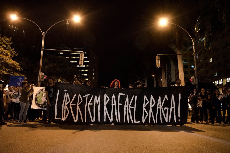 A Comissão de Direitos Humanos e Minorias da Câmara dos Deputados (CDHM) vai realizar, nesta quarta-feira (30), audiência pública sobre o caso de Rafael Braga; ele é o único jovem preso durante as manifestações de junho de 2013 por portar uma garrafa de Pinho Sol e outra com água sanitária; substâncias foram classificadas pelos policiais como armas, apesar de laudos afirmarem que os materiais apreendidos tinham ínfima possibilidade incendiária; “A prisão e condenação de Rafael Braga externam a seletividade e deficiência do sistema judiciário e penal brasileiro” afirma o presidente da CDHM, deputado Paulão (PT-AL) (Foto: Voney Malta) A Comissão de Direitos Humanos e Minorias da Câmara dos Deputados (CDHM) vai realizar, nesta quarta-feira (30), audiência pública sobre o caso de Rafael Braga; ele é o único jovem preso durante as manifestações de junho de 2013 por portar uma garrafa de Pinho Sol e outra com água sanitária; substâncias foram classificadas pelos policiais como armas, apesar de laudos afirmarem que os materiais apreendidos tinham ínfima possibilidade incendiária; “A prisão e condenação de Rafael Braga externam a seletividade e deficiência do sistema judiciário e penal brasileiro” afirma o presidente da CDHM, deputado Paulão (PT-AL)