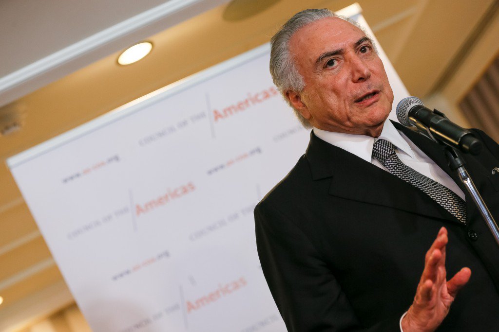 Lula era o presidente de um mundo moderno que se preocupa em derrotar a fome e a pobreza; Temer é o presidente das catacumbas que se ocupa em destruir as garantias trabalhistas e a aposentadoria dos brasileiros. Era um vice decorativo, como ele mesmo se auto proclamou. Agora presidente, passou de decorativo a nocivo. E sempre inexpressivo. Um vice-presidente à procura de um presidente. Não por acaso ele resolveu morar no Palácio do Jaburu (Foto: Alex Solnik) Lula era o presidente de um mundo moderno que se preocupa em derrotar a fome e a pobreza; Temer é o presidente das catacumbas que se ocupa em destruir as garantias trabalhistas e a aposentadoria dos brasileiros. Era um vice decorativo, como ele mesmo se auto proclamou. Agora presidente, passou de decorativo a nocivo. E sempre inexpressivo. Um vice-presidente à procura de um presidente. Não por acaso ele resolveu morar no Palácio do Jaburu