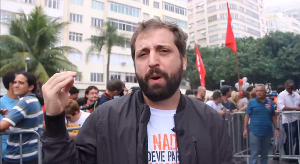 O ator e escritor Gregório Duvivier participou do ato pelas Diretas Já na tarde deste domingo, na praia da Copacabana; dezenas de milhares de pessoas lotaram as ruas do bairro para pedir eleições diretas para presidente e exigir a saída de Michel Temer; "A gente tem hoje no Brasil um presidente ilegítimo, um presidente impopular, um presidente criminoso. E esse Congresso não pode eleger outro presidente. No congresso, a maioria é investigada por crime de corrupção", disse Gregório (Foto: José Barbacena) O ator e escritor Gregório Duvivier participou do ato pelas Diretas Já na tarde deste domingo, na praia da Copacabana; dezenas de milhares de pessoas lotaram as ruas do bairro para pedir eleições diretas para presidente e exigir a saída de Michel Temer; "A gente tem hoje no Brasil um presidente ilegítimo, um presidente impopular, um presidente criminoso. E esse Congresso não pode eleger outro presidente. No congresso, a maioria é investigada por crime de corrupção", disse Gregório
