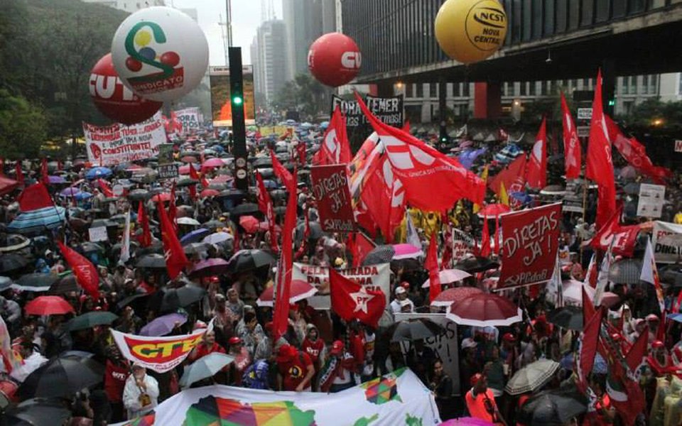 "O governo que está aí é podre. Qualquer outro que entrar no seu lugar, por arranjo de interesses, votado por esse Congresso problemático, continuará podre, porém, com lustro novo para continuar os malefícios contra o povo e contra o Brasil. Somente o voto popular tem condições de restabelecer a normalidade democrática e o respeito aos direitos constitucionais", diz a senadora Gleisi Hoffmann (PT-PR); "Nossa energia e forças devem estar nas ruas, junto com o povo brasileiro, com os movimentos sociais e sindicais. Devemos radicalizar na defesa da democracia e no não reconhecimento de qualquer governo que não cumpra o preceito constitucional: ELEITO pelo povo!"; ontem, mesmo sob chuva forte, milhares de pessoas pediram diretas-já na Paulista (Foto: Gleisi Hoffmann) "O governo que está aí é podre. Qualquer outro que entrar no seu lugar, por arranjo de interesses, votado por esse Congresso problemático, continuará podre, porém, com lustro novo para continuar os malefícios contra o povo e contra o Brasil. Somente o voto popular tem condições de restabelecer a normalidade democrática e o respeito aos direitos constitucionais", diz a senadora Gleisi Hoffmann (PT-PR); "Nossa energia e forças devem estar nas ruas, junto com o povo brasileiro, com os movimentos sociais e sindicais. Devemos radicalizar na defesa da democracia e no não reconhecimento de qualquer governo que não cumpra o preceito constitucional: ELEITO pelo povo!"; ontem, mesmo sob chuva forte, milhares de pessoas pediram diretas-já na Paulista