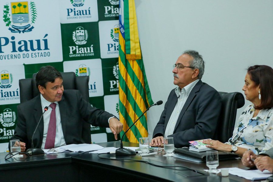 Com o objetivo de evitar uma crise hídrica no Piauí nos próximos meses, o governo do Piauí anunciará a necessidade de racionamento de água em cerca de 40 municípios; o decreto para o racionamento deve ser assinado ainda nesta semana; a decisão foi tomada, durante reunião no Palácio de Karnak entre o governador Wellington Dias e outras autoridades (Foto: Leonardo Lucena) Com o objetivo de evitar uma crise hídrica no Piauí nos próximos meses, o governo do Piauí anunciará a necessidade de racionamento de água em cerca de 40 municípios; o decreto para o racionamento deve ser assinado ainda nesta semana; a decisão foi tomada, durante reunião no Palácio de Karnak entre o governador Wellington Dias e outras autoridades
