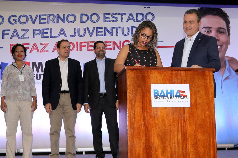 A partir desta quarta-feira, 4 mil estudantes de universidades estaduais integram o programa Mais Futuro; a iniciativa do governo do Estado oferece auxílio financeiro para os jovens em condições de vulnerabilidade socioeconômica, participantes do CadÚnico, além de oportunidades de estágio no setor público; "Este programa é voltado aos jovens de famílias de baixa renda, para que possam cursar uma faculdade, regularmente. Esta é a prioridade do governo com a juventude. Acredito que a educação transforma a vida das pessoas e esse é mais um estímulo para que esses estudantes concluam seus cursos", disse o governador (Foto: Romulo Faro) A partir desta quarta-feira, 4 mil estudantes de universidades estaduais integram o programa Mais Futuro; a iniciativa do governo do Estado oferece auxílio financeiro para os jovens em condições de vulnerabilidade socioeconômica, participantes do CadÚnico, além de oportunidades de estágio no setor público; "Este programa é voltado aos jovens de famílias de baixa renda, para que possam cursar uma faculdade, regularmente. Esta é a prioridade do governo com a juventude. Acredito que a educação transforma a vida das pessoas e esse é mais um estímulo para que esses estudantes concluam seus cursos", disse o governador