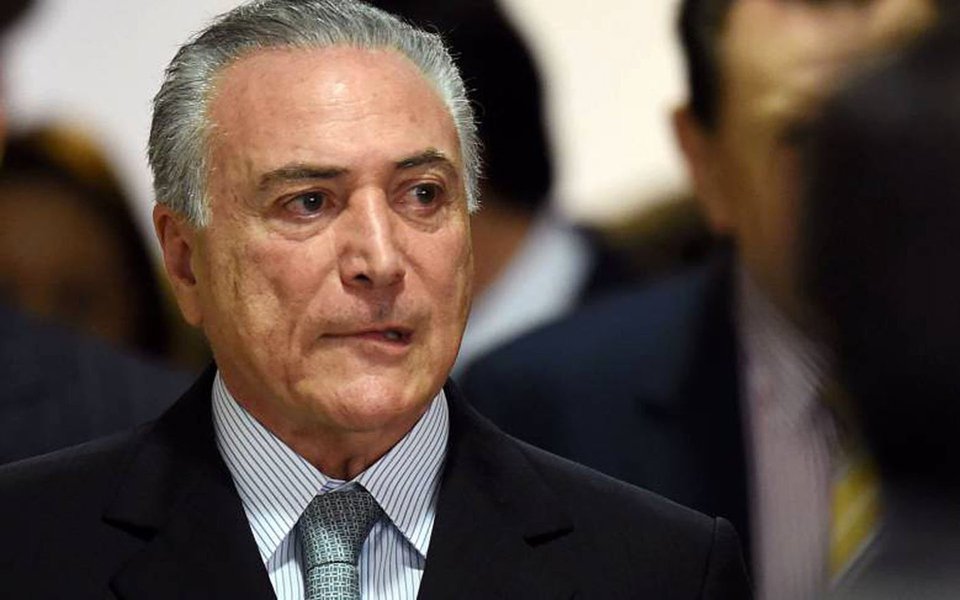 Michel Temer se reuniu logo depois do resultado da votação com o ministro da Secretaria de Governo, Antonio Imbassahy, para avaliar o resultado, que deu ao governo apenas 230 votos, quando o mínimo necessário era 257; "Os líderes da Câmara vão se reunir para avaliar o cenário e se tiver condições põe para votar amanhã novamente", disse à agência Reuters uma fonte do Planalto (Foto: Aquiles Lins) Michel Temer se reuniu logo depois do resultado da votação com o ministro da Secretaria de Governo, Antonio Imbassahy, para avaliar o resultado, que deu ao governo apenas 230 votos, quando o mínimo necessário era 257; "Os líderes da Câmara vão se reunir para avaliar o cenário e se tiver condições põe para votar amanhã novamente", disse à agência Reuters uma fonte do Planalto