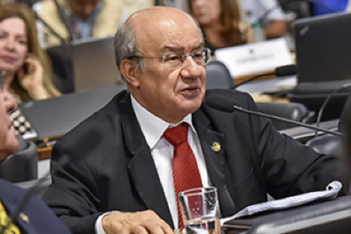O senador José Pimentel (PT-CE) atribui à pressão popular a aprovação da PEC 67/2016, na Comissão de Constituição e Justiça do Senado Federal, por unanimidade, nesta quarta-feira (31/5). A PEC da Diretas assegura a realização de eleições diretas para presidente da República, em caso de vacância do cargo, se essa vacância ocorrer até um ano antes do final do mandato. A proposta segue para apreciação no Plenário do Senado, onde será submetida a dois turnos de votação e precisará do “sim” de 49 parlamentares, para ser enviada à Câmara (Foto: Fatima 247) O senador José Pimentel (PT-CE) atribui à pressão popular a aprovação da PEC 67/2016, na Comissão de Constituição e Justiça do Senado Federal, por unanimidade, nesta quarta-feira (31/5). A PEC da Diretas assegura a realização de eleições diretas para presidente da República, em caso de vacância do cargo, se essa vacância ocorrer até um ano antes do final do mandato. A proposta segue para apreciação no Plenário do Senado, onde será submetida a dois turnos de votação e precisará do “sim” de 49 parlamentares, para ser enviada à Câmara