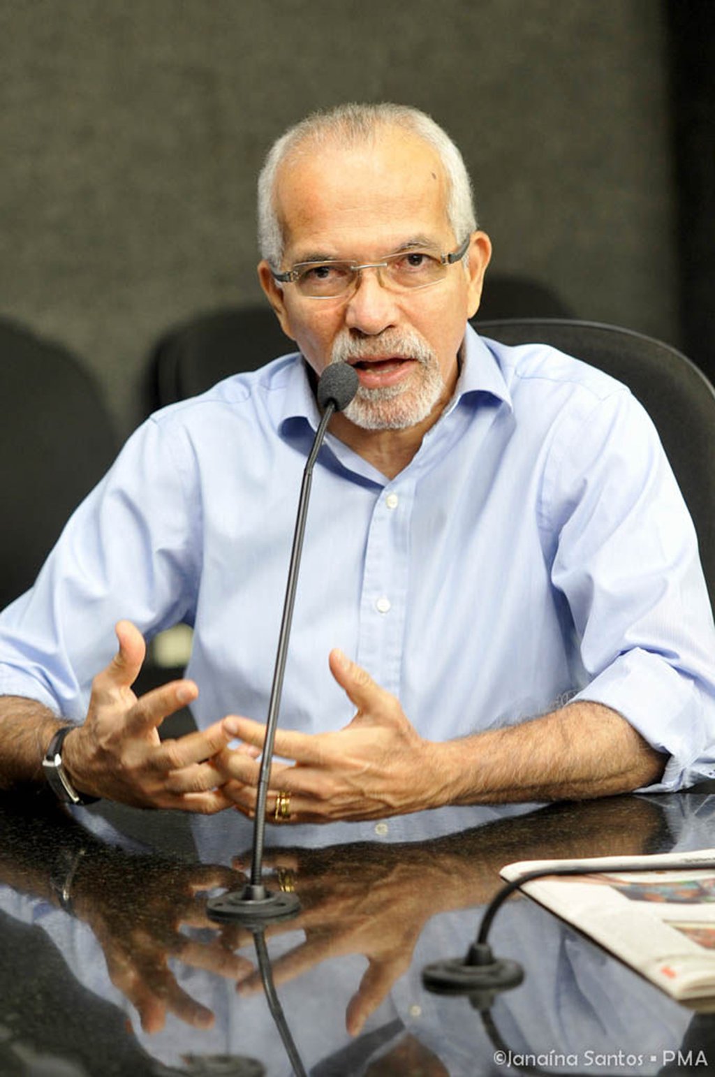 O prefeito Edvaldo Nogueira voltou a destacar a importância do projeto de lei, de sua autoria, que revoga o aumento anual de 30% do IPTU de Aracaju; a proposição, que concede ainda um desconto de 15% na planta de valores de todos os imóveis da cidade e cria uma normatização para futuros ajustes no valor do tributo, encontra-se na Câmara, para análise e votação dos vereadores da capital; “Fiz aquilo que tinha me comprometido com a população. Fui além das expectativas que eu mesmo tinha. Revoguei a lei que concedia o reajuste anual de 30% até 2022, que era um aumento extorsivo. E fiz mais: reduzi em 15% o valor da planta de valores e criei um novo índice – até 5% mais o valor da inflação”, afirmou (Foto: Leonardo Lucena) O prefeito Edvaldo Nogueira voltou a destacar a importância do projeto de lei, de sua autoria, que revoga o aumento anual de 30% do IPTU de Aracaju; a proposição, que concede ainda um desconto de 15% na planta de valores de todos os imóveis da cidade e cria uma normatização para futuros ajustes no valor do tributo, encontra-se na Câmara, para análise e votação dos vereadores da capital; “Fiz aquilo que tinha me comprometido com a população. Fui além das expectativas que eu mesmo tinha. Revoguei a lei que concedia o reajuste anual de 30% até 2022, que era um aumento extorsivo. E fiz mais: reduzi em 15% o valor da planta de valores e criei um novo índice – até 5% mais o valor da inflação”, afirmou