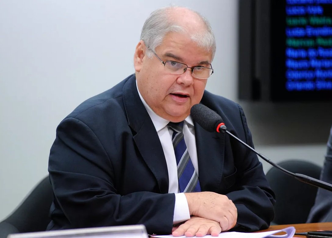 Presidente da Comissão Especial da Reforma Política na Câmara, o deputado Lúcio Vieira Lima (PMDB), irmão de Geddel, 'sumiu' dos corredores da Casa, desde que a Polícia Federal encontrou R$ 51 milhões num apartamento emprestado ao ex-ministro de Michel Temer; Lúcio marcou presença no plenário da Câmara pela última vez no dia 4 de setembro, um dia antes da operação policial que descobriu o 'bunker' da fortuna de Geddel em Salvador (Foto: Romulo Faro) Presidente da Comissão Especial da Reforma Política na Câmara, o deputado Lúcio Vieira Lima (PMDB), irmão de Geddel, 'sumiu' dos corredores da Casa, desde que a Polícia Federal encontrou R$ 51 milhões num apartamento emprestado ao ex-ministro de Michel Temer; Lúcio marcou presença no plenário da Câmara pela última vez no dia 4 de setembro, um dia antes da operação policial que descobriu o 'bunker' da fortuna de Geddel em Salvador