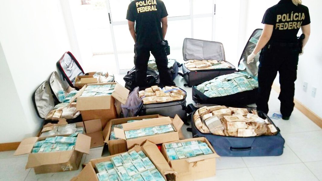 A Polícia Federal (PF) e o Ministério Público Federal (MPF) estão suspeitando de que parte da fortuna de R$ 51 milhões apreendida com o ex-ministro Geddel Vieira Lima em "bunker" em Salvador pode ser provenientes de malas e sacolas de dinheiro entregues pelo doleiro Lúcio Funaro, operador de esquemas de políticos do PMDB; a suspeita, de acordo com o jornal O Globo, consta nos relatórios que embasaram a nova prisão preventiva de Geddel, decretada pela Justiça Federal em Brasília e cumprida nesta sexta-feira pela PF em Salvador (Foto: Romulo Faro) A Polícia Federal (PF) e o Ministério Público Federal (MPF) estão suspeitando de que parte da fortuna de R$ 51 milhões apreendida com o ex-ministro Geddel Vieira Lima em "bunker" em Salvador pode ser provenientes de malas e sacolas de dinheiro entregues pelo doleiro Lúcio Funaro, operador de esquemas de políticos do PMDB; a suspeita, de acordo com o jornal O Globo, consta nos relatórios que embasaram a nova prisão preventiva de Geddel, decretada pela Justiça Federal em Brasília e cumprida nesta sexta-feira pela PF em Salvador