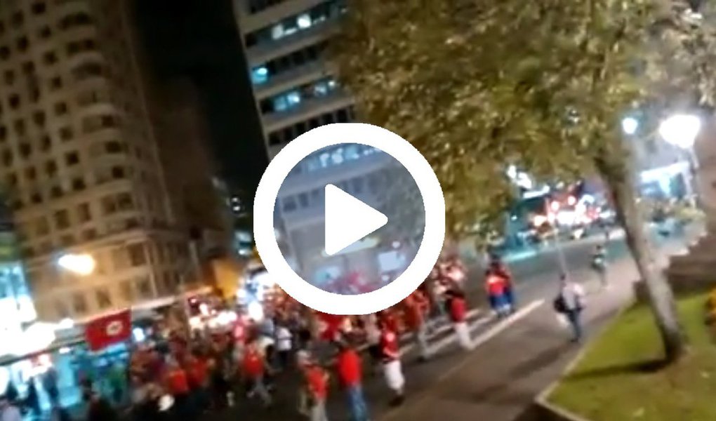 Militantes do Movimento dos Trabalhadores Sem Terra (MST) e de movimentos populares que estão em Curitiba para acompanhar o depoimento do ex-presidente Luiz Inácio Lula da Silva nesta quarta-feira, 10, ao juiz Sérgio Moro, não se intimidaram com a intimidação da Polícia Militar que desfilou pelas ruas mais cedo; na noite desta terça-feira, 9, centenas de manifestantes tomaram as ruas de Curitiba em ato em defesa de Lula e do Estado Democrático de Direito. Assista vídeo acima sobre a manifestação (Foto: Aquiles Lins) Militantes do Movimento dos Trabalhadores Sem Terra (MST) e de movimentos populares que estão em Curitiba para acompanhar o depoimento do ex-presidente Luiz Inácio Lula da Silva nesta quarta-feira, 10, ao juiz Sérgio Moro, não se intimidaram com a intimidação da Polícia Militar que desfilou pelas ruas mais cedo; na noite desta terça-feira, 9, centenas de manifestantes tomaram as ruas de Curitiba em ato em defesa de Lula e do Estado Democrático de Direito. Assista vídeo acima sobre a manifestação