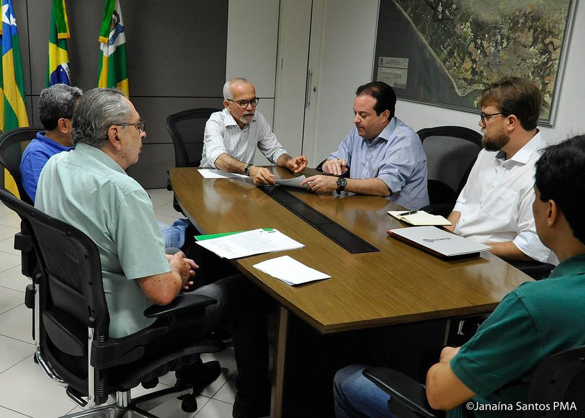 O prefeito Edvaldo Nogueira recebeu, em seu gabinete, o líder do governo no Congresso Nacional, deputado federal André Moura; o gestor municipal solicitou a liberação de emendas parlamentares para a realização de obras em Aracaju; o parlamentar se comprometeu em trabalhar para atender o pleito e destacou que o planejamento e o equilíbrio fiscal desenvolvido pela atual administração serão fundamentais para que os recursos sejam liberados (Foto: Leonardo Lucena) O prefeito Edvaldo Nogueira recebeu, em seu gabinete, o líder do governo no Congresso Nacional, deputado federal André Moura; o gestor municipal solicitou a liberação de emendas parlamentares para a realização de obras em Aracaju; o parlamentar se comprometeu em trabalhar para atender o pleito e destacou que o planejamento e o equilíbrio fiscal desenvolvido pela atual administração serão fundamentais para que os recursos sejam liberados