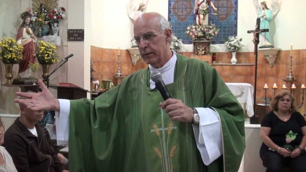 Em março, o religioso e integrante da Pastoral do Povo de Rua de São Paulo chamou o parlamentar de “racista, machista e homofóbico”; “Muitas pessoas acham que a liberdade é poder dizer tudo que eu penso. Se o discurso ofende o mais fraco, o outro, eu não tenho direito de dizer”, completou Lancelotti (Foto: Charles Nisz) Em março, o religioso e integrante da Pastoral do Povo de Rua de São Paulo chamou o parlamentar de “racista, machista e homofóbico”; “Muitas pessoas acham que a liberdade é poder dizer tudo que eu penso. Se o discurso ofende o mais fraco, o outro, eu não tenho direito de dizer”, completou Lancelotti