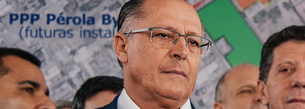 Informação publicada na coluna de Lauro Jardim aponta que o governador de São Paulo, Geraldo Alckmin, está contratando uma turma para aumentar a visibilidade do tucano nas mídias sociais; "A equipe será paga pelo partido", diz o texto; Alckmin foi citado na Operação Lava Jato. De acordo com o ex-executivo Carlos Armando Paschoal, foram feitos pagamentos a campanhas do tucano por meio de caixa dois, sendo que R$ 2 milhões foram entregues a um cunhado dele em 2010 (Foto: Leonardo Lucena) Informação publicada na coluna de Lauro Jardim aponta que o governador de São Paulo, Geraldo Alckmin, está contratando uma turma para aumentar a visibilidade do tucano nas mídias sociais; "A equipe será paga pelo partido", diz o texto; Alckmin foi citado na Operação Lava Jato. De acordo com o ex-executivo Carlos Armando Paschoal, foram feitos pagamentos a campanhas do tucano por meio de caixa dois, sendo que R$ 2 milhões foram entregues a um cunhado dele em 2010