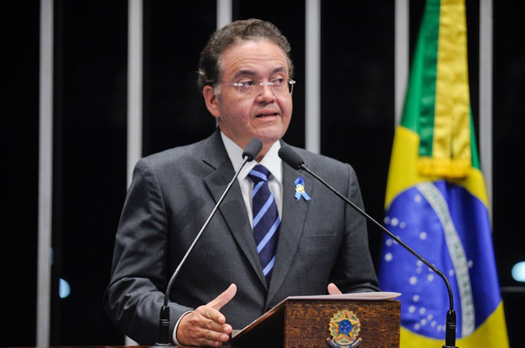 Antes mesmo de assinar a ficha de filiação, o senador Roberto Rocha já começa promover discórdia no ninho dos tucanos; Instituto Teotonho Vilela disse reiterar sei "seu apoio incondicional ao diretório estadual do partido"; Juventude do PSDB-MA defendeu que esta inserção deveria ocorrer "forma democrática"; o PSDB Mulher afirmou que "não se identifica com as ideias expostas pelo senador Roberto Rocha a respeito de sua filiação" (Foto: Leonardo Lucena) Antes mesmo de assinar a ficha de filiação, o senador Roberto Rocha já começa promover discórdia no ninho dos tucanos; Instituto Teotonho Vilela disse reiterar sei "seu apoio incondicional ao diretório estadual do partido"; Juventude do PSDB-MA defendeu que esta inserção deveria ocorrer "forma democrática"; o PSDB Mulher afirmou que "não se identifica com as ideias expostas pelo senador Roberto Rocha a respeito de sua filiação"