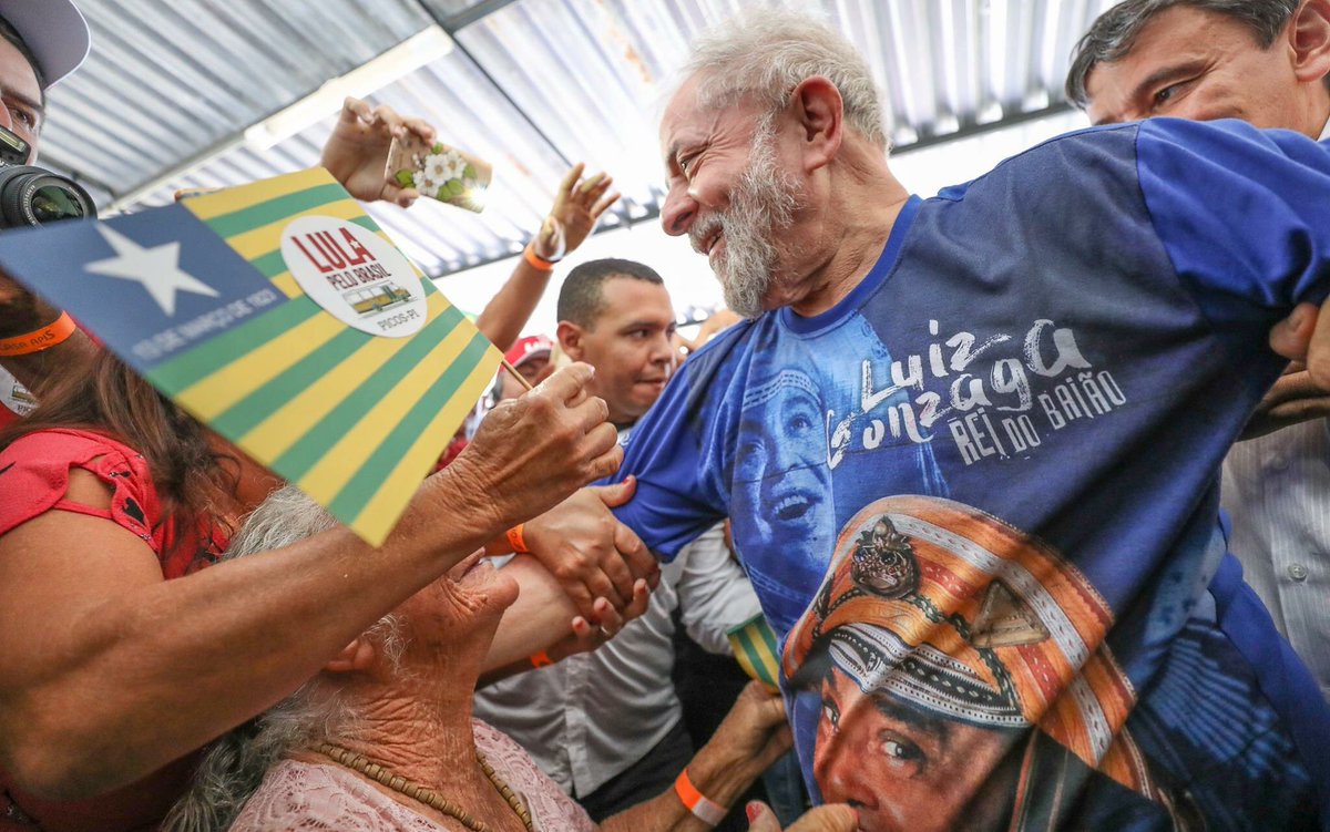 Num discurso em que lembrou sua ida ao interior do Piauí em 1982, o ex-presidente Lula comentou sobre a miséria daquela época e de como queria se eleger presidente para que o brasileiro pudesse comer três refeições no dia; "Tenho orgulho de dizer que depois de 12 anos de governo de PT, o Brasil saiu do mapa da fome. Agora está voltando", lamentou, desta vez na cidade de Altos; segundo Lula, o "pessoal que deu o golpe na Dilma usou a televisão para mentir ao povo brasileiro. E agora estão destruindo o que foi feito"; "Eles estão vendendo o Brasil", criticou, para anunciar em seguida: "a gente tem a certeza que o Brasil vai retomar seu caminho pela democracia. Nas urnas quem manda é o povo" (Foto: Gisele Federicce) Num discurso em que lembrou sua ida ao interior do Piauí em 1982, o ex-presidente Lula comentou sobre a miséria daquela época e de como queria se eleger presidente para que o brasileiro pudesse comer três refeições no dia; "Tenho orgulho de dizer que depois de 12 anos de governo de PT, o Brasil saiu do mapa da fome. Agora está voltando", lamentou, desta vez na cidade de Altos; segundo Lula, o "pessoal que deu o golpe na Dilma usou a televisão para mentir ao povo brasileiro. E agora estão destruindo o que foi feito"; "Eles estão vendendo o Brasil", criticou, para anunciar em seguida: "a gente tem a certeza que o Brasil vai retomar seu caminho pela democracia. Nas urnas quem manda é o povo"