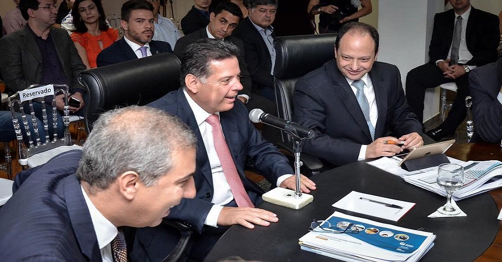 Governador Marconi Perillo apresentou balanço dos indicadores sociais e econômico para avaliação das ações do Governo de Goiás (evolução 2014/2015); nesse período, o Estado incluiu mais jovens no ensino superior, diminuiu o analfabetismo, melhorou a escolaridade média da população adulta, aumentou o PIB per capita e reduziu a mortalidade infantil, entre outras melhorias; estudo foi feito pela Macroplan, usando 13 indicadores da Pesquisa Nacional por Amostra de Domicílios (PNAD) 2015, três do DataSUS e um do Instituto Brasileiro de Geografia e Estatística (IBGE) (Foto: José Barbacena) Governador Marconi Perillo apresentou balanço dos indicadores sociais e econômico para avaliação das ações do Governo de Goiás (evolução 2014/2015); nesse período, o Estado incluiu mais jovens no ensino superior, diminuiu o analfabetismo, melhorou a escolaridade média da população adulta, aumentou o PIB per capita e reduziu a mortalidade infantil, entre outras melhorias; estudo foi feito pela Macroplan, usando 13 indicadores da Pesquisa Nacional por Amostra de Domicílios (PNAD) 2015, três do DataSUS e um do Instituto Brasileiro de Geografia e Estatística (IBGE)