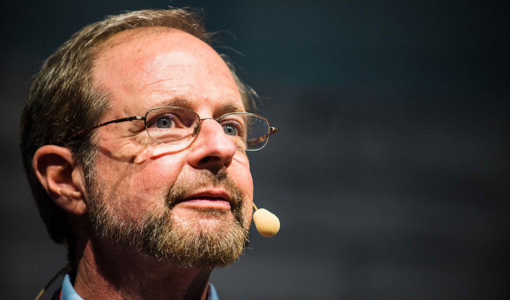 Renomado pesquisador em psicologia e PhD da Universidade de Harvard Robert Epstein disse que os esforços da Google, Facebook e outros para verificar a veracidade dos materiais na Internet são mais perigosos do que as próprias notícias falsas; "Caso você não tenha notado, as empresas como Google e Facebook já têm um enorme poder. Queremos dar-lhes mais um tipo de poder – o poder de decidir que histórias são válidas e quais não são?" (Foto: Aquiles Lins) Renomado pesquisador em psicologia e PhD da Universidade de Harvard Robert Epstein disse que os esforços da Google, Facebook e outros para verificar a veracidade dos materiais na Internet são mais perigosos do que as próprias notícias falsas; "Caso você não tenha notado, as empresas como Google e Facebook já têm um enorme poder. Queremos dar-lhes mais um tipo de poder – o poder de decidir que histórias são válidas e quais não são?"