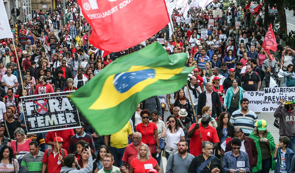 "Todos os sinais são de que o movimento de protesto do dia 28 vai ser forte em todo o Brasil e o relatório parcial das categorias que decidiram parar, divulgado há pouco pela Central Única dos Trabalhadores é só uma pequena amostra, pois muitas categorias ainda têm assembleias marcadas para hoje (25) e amanhã (26)", diz Fernando Brito, do Tijolaço, que publicou o mapa das mobilizações em cada estado (veja na matéria); "Se o governo for para o tudo ou nada, como parece estar se encaminhando, forçando a votação da reforma trabalhista, só vai aumentar o problema", diz o jornalista
(Foto: Leonardo Lucena) "Todos os sinais são de que o movimento de protesto do dia 28 vai ser forte em todo o Brasil e o relatório parcial das categorias que decidiram parar, divulgado há pouco pela Central Única dos Trabalhadores é só uma pequena amostra, pois muitas categorias ainda têm assembleias marcadas para hoje (25) e amanhã (26)", diz Fernando Brito, do Tijolaço, que publicou o mapa das mobilizações em cada estado (veja na matéria); "Se o governo for para o tudo ou nada, como parece estar se encaminhando, forçando a votação da reforma trabalhista, só vai aumentar o problema", diz o jornalista