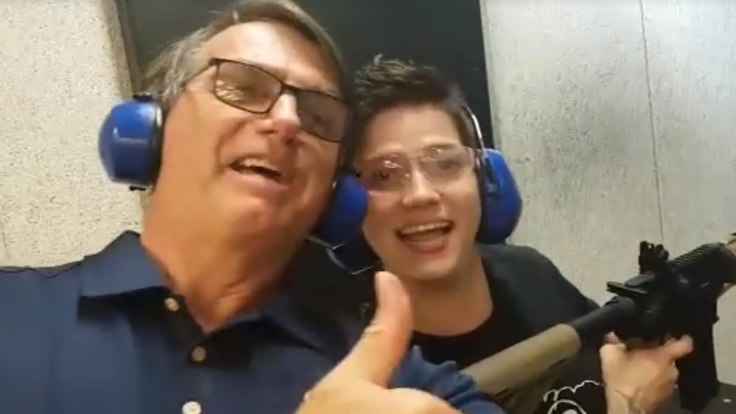 Um semana após o pior ataque em massa com armas de fogo da história dos Estados Unidos, que deixou 59 mortos em Las Vegas, o deputado Jair Bolsonaro (PSC), pré-candidato à presidência, defendeu o uso da pistola .50, considerada a mais potente do mundo, pela polícia brasileira; "Aí é um tiro só! Um saco de cimento no peito do bandido, acabou a história. Isso é Estados Unidos. Isso eu quero para o meu Brasil", declarou, após disparar (Foto: Gisele Federicce) Um semana após o pior ataque em massa com armas de fogo da história dos Estados Unidos, que deixou 59 mortos em Las Vegas, o deputado Jair Bolsonaro (PSC), pré-candidato à presidência, defendeu o uso da pistola .50, considerada a mais potente do mundo, pela polícia brasileira; "Aí é um tiro só! Um saco de cimento no peito do bandido, acabou a história. Isso é Estados Unidos. Isso eu quero para o meu Brasil", declarou, após disparar