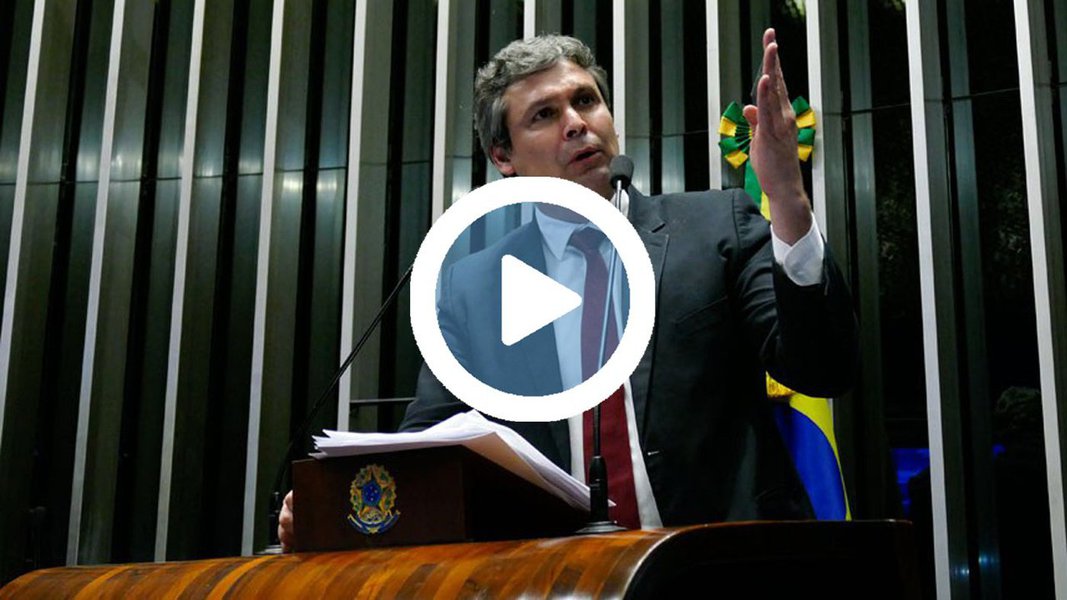 O senador Lindbergh Farias (PT-RJ) criticou em Plenário a privatização de empresas e bens públicos anunciada pelo Poder Executivo; de acordo com o Palácio do Planalto, 57 ativos serão vendidos ou concedidos; entre eles, a Eletrobrás, a Casa da Moeda, trechos de rodovias, 14 aeroportos e 16 portos; o governo “entrega o país numa liquidação, a preço de banana”, diz o parlamentar (Foto: Leonardo Lucena) O senador Lindbergh Farias (PT-RJ) criticou em Plenário a privatização de empresas e bens públicos anunciada pelo Poder Executivo; de acordo com o Palácio do Planalto, 57 ativos serão vendidos ou concedidos; entre eles, a Eletrobrás, a Casa da Moeda, trechos de rodovias, 14 aeroportos e 16 portos; o governo “entrega o país numa liquidação, a preço de banana”, diz o parlamentar