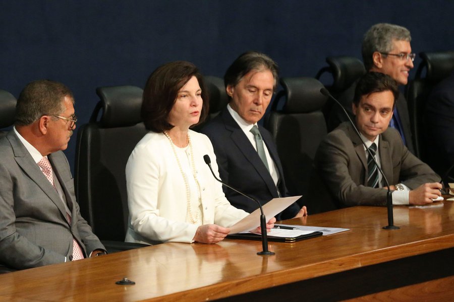 Durante posse dos novos membros do Conselho Nacional do Ministério Público (CNMP), a procuradora-geral da República, Raquel Dodge, disse que os MPs Federal e estaduais devem dar a mesma importância à defesa de direitos humanos que é atribuída a questões criminais; No discurso em que não mencionou a operação Lava Jato, Raquel disse que estudos apontam um aumento da simpatia por posições totalitárias no Brasil e no mundo e foi aplaudida ao afirmar que a atuação do CNMP "deve contribuir para aumentar a confiança na democracia e nas instituições de Justiça, repudiando quaisquer cogitações de retrocesso" (Foto: Aquiles Lins) Durante posse dos novos membros do Conselho Nacional do Ministério Público (CNMP), a procuradora-geral da República, Raquel Dodge, disse que os MPs Federal e estaduais devem dar a mesma importância à defesa de direitos humanos que é atribuída a questões criminais; No discurso em que não mencionou a operação Lava Jato, Raquel disse que estudos apontam um aumento da simpatia por posições totalitárias no Brasil e no mundo e foi aplaudida ao afirmar que a atuação do CNMP "deve contribuir para aumentar a confiança na democracia e nas instituições de Justiça, repudiando quaisquer cogitações de retrocesso"