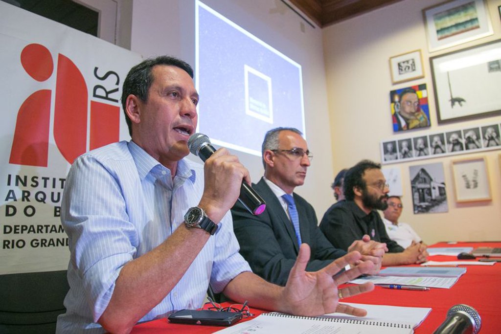 Em um exercício feito com pais de vítimas do incêndio da boate Kiss, foi pedido que eles escrevessem em um papel uma palavra que resumisse o que sentem; "Abandono" e "acolhida" foram as duas que mais apareceram; uma fala sobre como as famílias se vêem tratadas, quase cinco anos após a tragédia que terminou com 242 mortos; a outra sobre como elas gostariam que o espaço que será criado receba quem passar por ali; o projeto terá três partes: concurso que escolherá o pré-projeto arquitetônico para o memorial, execução e desenvolvimento do projeto, e construção (Foto: Leonardo Lucena) Em um exercício feito com pais de vítimas do incêndio da boate Kiss, foi pedido que eles escrevessem em um papel uma palavra que resumisse o que sentem; "Abandono" e "acolhida" foram as duas que mais apareceram; uma fala sobre como as famílias se vêem tratadas, quase cinco anos após a tragédia que terminou com 242 mortos; a outra sobre como elas gostariam que o espaço que será criado receba quem passar por ali; o projeto terá três partes: concurso que escolherá o pré-projeto arquitetônico para o memorial, execução e desenvolvimento do projeto, e construção