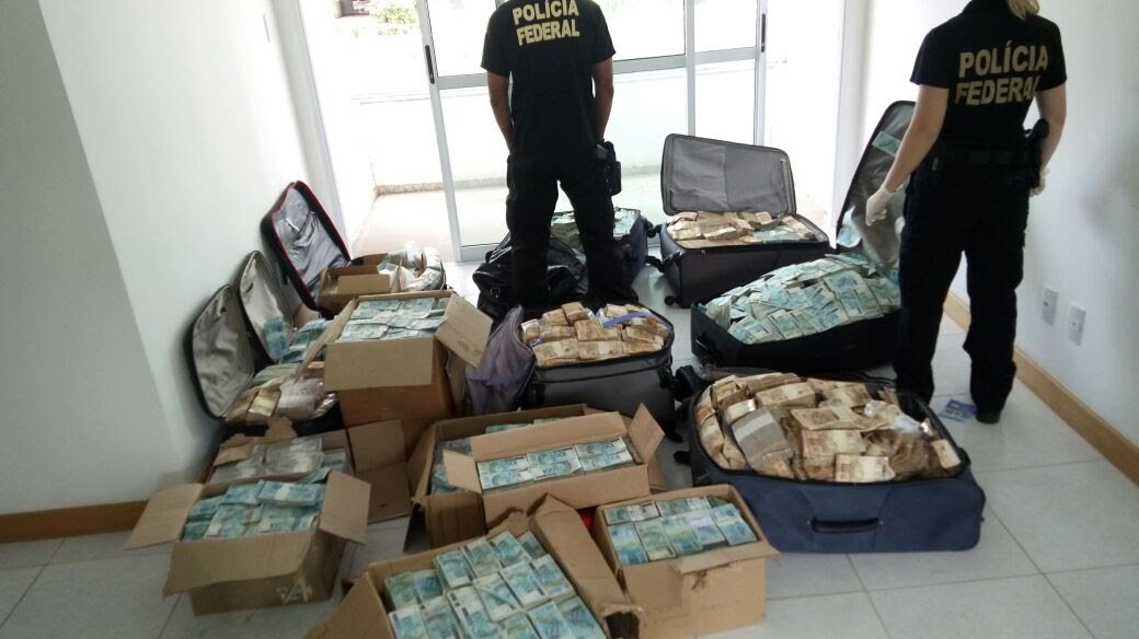 Na decisão em que autorizou a busca e apreensão no imóvel que seria o 'bunker' do dinheiro de Geddel Vieira Lima, o juiz Vallisney de Souza Oliveira diz que a Polícia Federal foi informada sobre a existência do local a partir de uma ligação telefônica. A busca no imóvel foi alvo da nova fase da operação 'Cui Bonno?', batizada de 'Tesouro Perdido', deflagrada na manhã desta terça-feira; "De fato, as mencionadas informações policiais dão conta que o Núcleo de Inteligência da Polícia Federal teria tecido uma notícia por meio telefônico, no dia 14/07/2017, asseverando que no último semestre um apartamento do 2 andar do edifício José da Silva Azi estaria sendo utilizado por Geddel Vieira Lima para guardar caixas de documento", explica afirma o juiz no despacho (Foto: Romulo Faro) Na decisão em que autorizou a busca e apreensão no imóvel que seria o 'bunker' do dinheiro de Geddel Vieira Lima, o juiz Vallisney de Souza Oliveira diz que a Polícia Federal foi informada sobre a existência do local a partir de uma ligação telefônica. A busca no imóvel foi alvo da nova fase da operação 'Cui Bonno?', batizada de 'Tesouro Perdido', deflagrada na manhã desta terça-feira; "De fato, as mencionadas informações policiais dão conta que o Núcleo de Inteligência da Polícia Federal teria tecido uma notícia por meio telefônico, no dia 14/07/2017, asseverando que no último semestre um apartamento do 2 andar do edifício José da Silva Azi estaria sendo utilizado por Geddel Vieira Lima para guardar caixas de documento", explica afirma o juiz no despacho