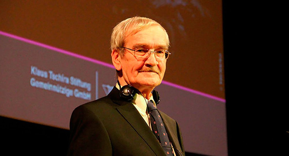 Um oficial soviético que impediu uma crise nuclear entre os EUA e a URSS e a possível Terceira Guerra Mundial na década de 1980 faleceu silenciosamente; Stanislav Petrov tinha 77 anos e nunca se considerou um herói, embora tenha contribuído decisivamente para impedir uma catástrofe; "Quando vi pela primeira vez a mensagem de alerta, levantei-me da minha cadeira. Todos os meus subordinados estavam confusos, então comecei a pedir ordens para evitar o pânico. Eu sabia que minha decisão teria muitas consequências", lembrou Petrov da noite fatídica em entrevista à RT em 2010 (Foto: Romulo Faro) Um oficial soviético que impediu uma crise nuclear entre os EUA e a URSS e a possível Terceira Guerra Mundial na década de 1980 faleceu silenciosamente; Stanislav Petrov tinha 77 anos e nunca se considerou um herói, embora tenha contribuído decisivamente para impedir uma catástrofe; "Quando vi pela primeira vez a mensagem de alerta, levantei-me da minha cadeira. Todos os meus subordinados estavam confusos, então comecei a pedir ordens para evitar o pânico. Eu sabia que minha decisão teria muitas consequências", lembrou Petrov da noite fatídica em entrevista à RT em 2010