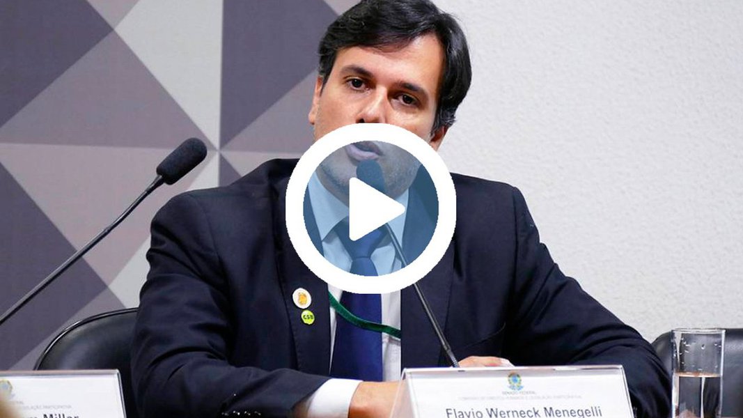 Insatisfeitos com a política salarial do governo Temer, os policiais federais deram um ultimato em reunião realizada no ministério do Planejamento nesta quarta-feira (30); se o governo adiar os reajustes prometidos para 2019, irão defender os manifestantes em protestos e entrar em confronto com outras forças policiais; "Chega de jogar bomba em manifestante enquanto o governo perdoa dívidas de empresários", disse Flávio Werneck, vice-presidente da Federação Nacional dos Policiais Federais (Foto: Charles Nisz) Insatisfeitos com a política salarial do governo Temer, os policiais federais deram um ultimato em reunião realizada no ministério do Planejamento nesta quarta-feira (30); se o governo adiar os reajustes prometidos para 2019, irão defender os manifestantes em protestos e entrar em confronto com outras forças policiais; "Chega de jogar bomba em manifestante enquanto o governo perdoa dívidas de empresários", disse Flávio Werneck, vice-presidente da Federação Nacional dos Policiais Federais