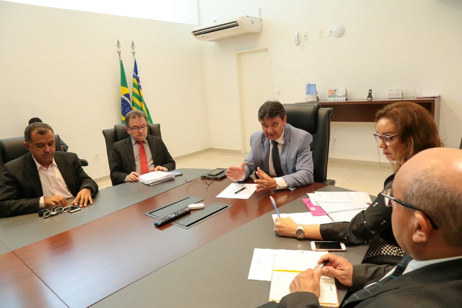 O governo estadual irá revitalizar o Porto das Barcas, em Parnaíba; o projeto de reestruturação inclui a reforma das lojas e de todo o sítio arquitetônico que compõe o Complexo Porto das Barcas; as obras serão realizadas com recursos que o governador pleiteia junto à Caixa Econômica; os investimentos serão na ordem de R$ 7,5 milhões; foto: audiência com o secretário da Cultura, Fábio Novo; ouvidora-geral, Soraya Castelo Branco e deputado José Hamilton (Foto: Leonardo Lucena) O governo estadual irá revitalizar o Porto das Barcas, em Parnaíba; o projeto de reestruturação inclui a reforma das lojas e de todo o sítio arquitetônico que compõe o Complexo Porto das Barcas; as obras serão realizadas com recursos que o governador pleiteia junto à Caixa Econômica; os investimentos serão na ordem de R$ 7,5 milhões; foto: audiência com o secretário da Cultura, Fábio Novo; ouvidora-geral, Soraya Castelo Branco e deputado José Hamilton