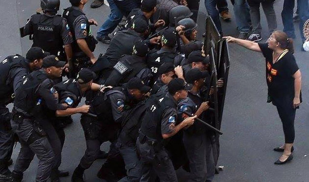 Ter opinião e atitude em tempos de polarização exige determinação e não impressionar-se com os maus olhares, as broncas e as maledicências daqueles que, por oportunismo, por fraqueza ou por comodidade, preferem seguir a manada no seu estouro picada afora (Foto: Eugênio Aragão) Ter opinião e atitude em tempos de polarização exige determinação e não impressionar-se com os maus olhares, as broncas e as maledicências daqueles que, por oportunismo, por fraqueza ou por comodidade, preferem seguir a manada no seu estouro picada afora