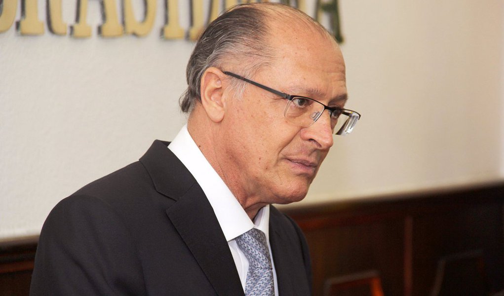 Entusiastas do governador de São Paulo, Geraldo Alckmin (PSDB), não escondem o clima de incerteza que se abateu sobre o projeto do tucano para concorrer à Presidência em 2018; "Aliados de Geraldo Alckmin já verbalizaram que o teor de sua citação na delação da Odebrecht diminuiu a possibilidade de ele ser visto pela totalidade da sigla como um presidenciável com chances de êxito", diz a coluna Painel, da Folha, neste sábado (Foto: Aquiles Lins) Entusiastas do governador de São Paulo, Geraldo Alckmin (PSDB), não escondem o clima de incerteza que se abateu sobre o projeto do tucano para concorrer à Presidência em 2018; "Aliados de Geraldo Alckmin já verbalizaram que o teor de sua citação na delação da Odebrecht diminuiu a possibilidade de ele ser visto pela totalidade da sigla como um presidenciável com chances de êxito", diz a coluna Painel, da Folha, neste sábado