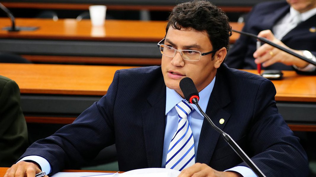 O ex-pugilista Acelino Popó Freitas afirmou nunca ter visto problema na orientação sexual do filho, e que continua o amando do mesmo jeito; “A sociedade discrimina muito. Tenho certeza que ele vai receber muita rejeição em alguns lugares, mas meu carinho por ele aumentou mais ainda”, diz Popó (Foto: Charles Nisz) O ex-pugilista Acelino Popó Freitas afirmou nunca ter visto problema na orientação sexual do filho, e que continua o amando do mesmo jeito; “A sociedade discrimina muito. Tenho certeza que ele vai receber muita rejeição em alguns lugares, mas meu carinho por ele aumentou mais ainda”, diz Popó