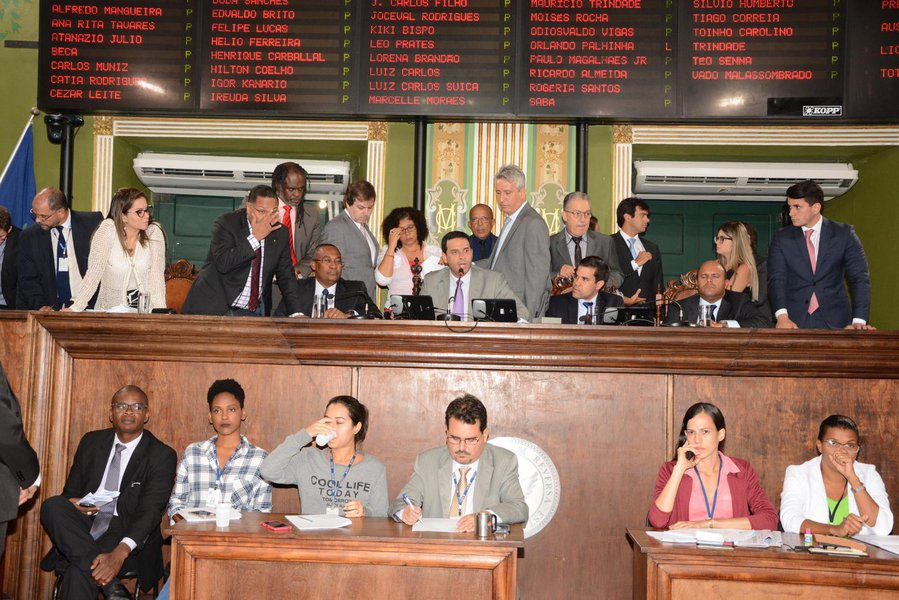 Os vereadores de Salvador aprovaram ontem o Projeto de Lei Complementar Nº 03/17, que trata sobre a gestão do Regime Próprio de Previdência e cria o Fundo Municipal da Previdência do Servidor; a matéria teve voto contrário apenas do vereador Hilton Coelho (PSOL); as bancadas de oposição e governo negociaram e conseguiram fazer acordo para votação em plenário; a proposta recebeu emenda ampliando a composição do Conselho Municipal de Previdência do Servidor de oito para 10 integrantes, o que permitiu aumentar de três para quatro a representação sindical e incluiu uma cadeira para o Legislativo municipal (Foto: Romulo Faro) Os vereadores de Salvador aprovaram ontem o Projeto de Lei Complementar Nº 03/17, que trata sobre a gestão do Regime Próprio de Previdência e cria o Fundo Municipal da Previdência do Servidor; a matéria teve voto contrário apenas do vereador Hilton Coelho (PSOL); as bancadas de oposição e governo negociaram e conseguiram fazer acordo para votação em plenário; a proposta recebeu emenda ampliando a composição do Conselho Municipal de Previdência do Servidor de oito para 10 integrantes, o que permitiu aumentar de três para quatro a representação sindical e incluiu uma cadeira para o Legislativo municipal
