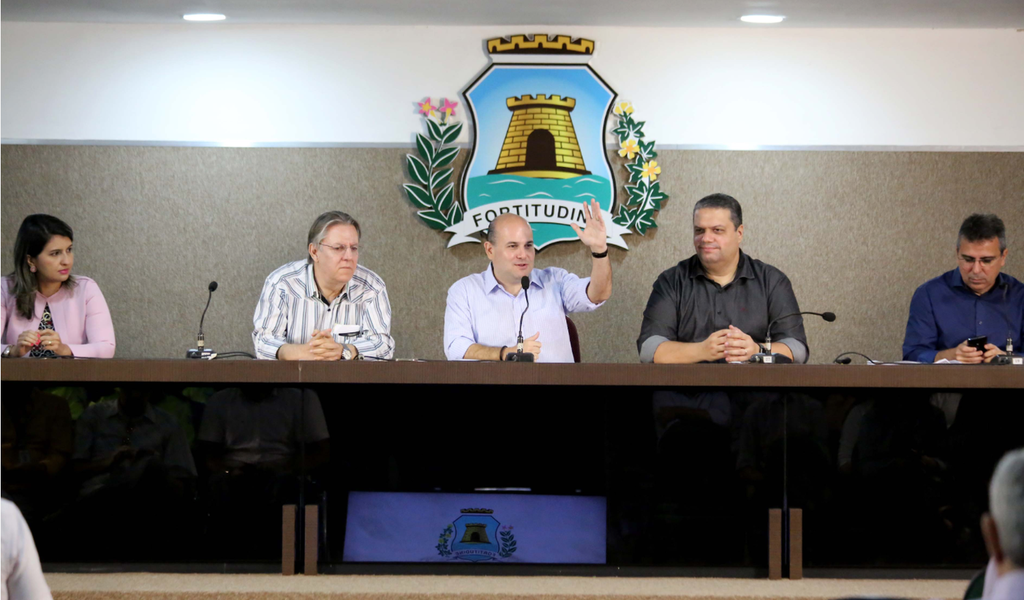 Terceira em número de mortes no trânsito na Capital, a Av. Leste-Oeste receberá uma série de intervenções, anunciadas nesta quarta-feira (19) pelo prefeito Roberto Cláudio (PDT). As ações incluem novos semáforos, readequação de canteiros, implantação de binários e ciclofaixa (Foto: Rodrigo Rocha) Terceira em número de mortes no trânsito na Capital, a Av. Leste-Oeste receberá uma série de intervenções, anunciadas nesta quarta-feira (19) pelo prefeito Roberto Cláudio (PDT). As ações incluem novos semáforos, readequação de canteiros, implantação de binários e ciclofaixa