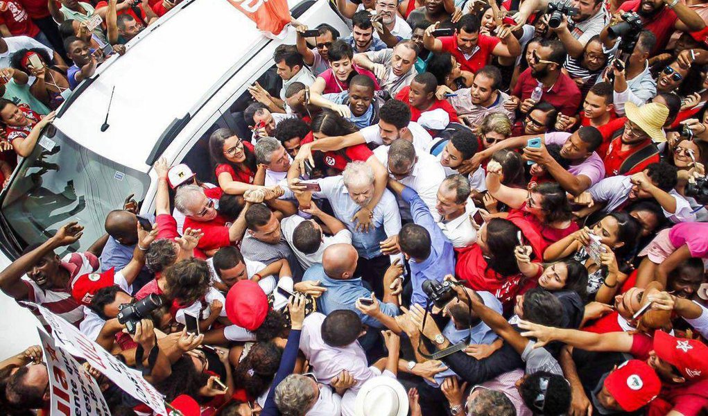 Apesar da liminar de um juiz que impedia a Universidade Federal do Recôncavo Baiano (UFRB) de conceder ao ex-presidente Lula o título de Doutor Honoris Causa, Lula, que está em Cruz das Almas (BA), foi recebido com muita festa pela população e dedicou a homenagem aos negros e negras que conseguiram chegar à universidade; "Esse título não é meu, é de cada negro e negra que se formaram em uma universidade. Um pouco do sucesso da política e do acerto econômico é você ter consciência política de que lado você está", disse Lula; "Se os políticos que têm diploma não sabem governar, talvez seja necessário um torneiro mecânico voltar a governar", acrescentou (Foto: Romulo Faro) Apesar da liminar de um juiz que impedia a Universidade Federal do Recôncavo Baiano (UFRB) de conceder ao ex-presidente Lula o título de Doutor Honoris Causa, Lula, que está em Cruz das Almas (BA), foi recebido com muita festa pela população e dedicou a homenagem aos negros e negras que conseguiram chegar à universidade; "Esse título não é meu, é de cada negro e negra que se formaram em uma universidade. Um pouco do sucesso da política e do acerto econômico é você ter consciência política de que lado você está", disse Lula; "Se os políticos que têm diploma não sabem governar, talvez seja necessário um torneiro mecânico voltar a governar", acrescentou