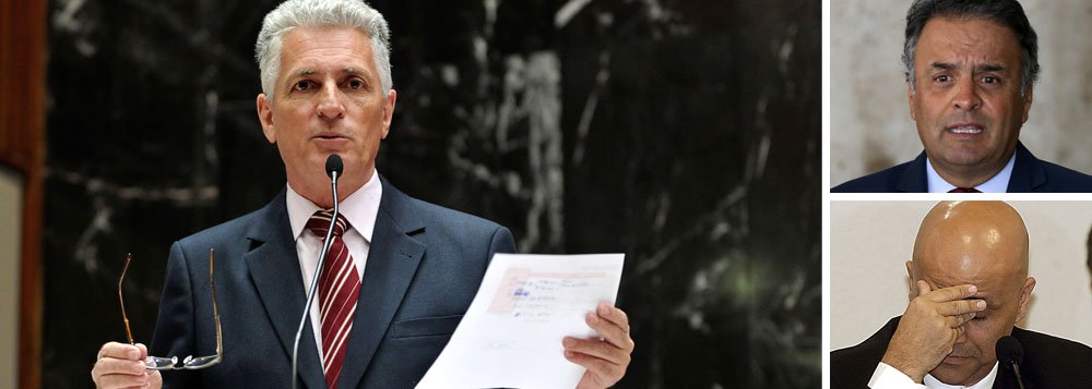 O empresário Marcos Valério foi intimado a prestar depoimento na Polícia Federal em Belo Horizonte, nesta sexta-feira 18, após a corporação obter informações de que alvos de sua delação premiada estariam se movimentando para aliciar testemunhas apontadas por ele; "Ele foi intimado em razão de informações que obtivemos de que a organização criminosa envolvida nas denúncias está tomando medidas com a finalidade de criar obstáculos para essa delação, através da cooptação de testemunhas e outras atuações", afirmou o policial Marcílio Miranda; segundo o deputado Rogerio Correia, o mandante é o senador Aécio Neves (PSDB-MG); "Liberado pelo STF, ele continua obstruindo a justiça, como sempre", afirma (Foto: Leonardo Attuch) O empresário Marcos Valério foi intimado a prestar depoimento na Polícia Federal em Belo Horizonte, nesta sexta-feira 18, após a corporação obter informações de que alvos de sua delação premiada estariam se movimentando para aliciar testemunhas apontadas por ele; "Ele foi intimado em razão de informações que obtivemos de que a organização criminosa envolvida nas denúncias está tomando medidas com a finalidade de criar obstáculos para essa delação, através da cooptação de testemunhas e outras atuações", afirmou o policial Marcílio Miranda; segundo o deputado Rogerio Correia, o mandante é o senador Aécio Neves (PSDB-MG); "Liberado pelo STF, ele continua obstruindo a justiça, como sempre", afirma