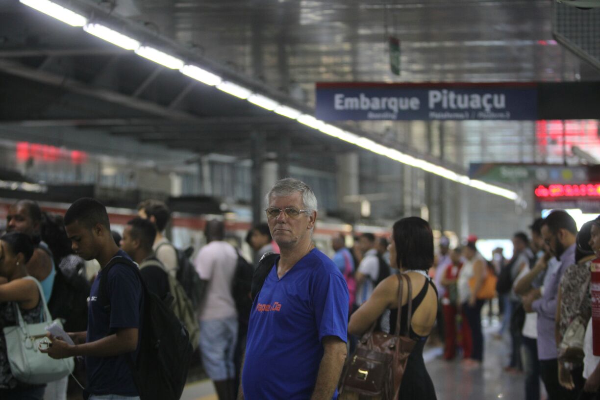 Quem estava acostumado a enfrentar congestionamentos na Avenida Paralela, em Salvador, já pode economizar tempo e dinheiro; com o início da operação comercial de quatro novas estações do metrô, nesta terça-feira, 180 mil passageiros devem circular diariamente por todos os pontos de parada, dobrando o número atual de pessoas que utilizam o modal; em operação desde 2014, mais de 32 milhões de passageiros já passaram pelo metrô, uma das maiores intervenções de mobilidade em execução no País; as novas estações - Pernambués, Imbuí, CAB e Pituaçu - integram a Linha 2 (Foto: Romulo Faro) Quem estava acostumado a enfrentar congestionamentos na Avenida Paralela, em Salvador, já pode economizar tempo e dinheiro; com o início da operação comercial de quatro novas estações do metrô, nesta terça-feira, 180 mil passageiros devem circular diariamente por todos os pontos de parada, dobrando o número atual de pessoas que utilizam o modal; em operação desde 2014, mais de 32 milhões de passageiros já passaram pelo metrô, uma das maiores intervenções de mobilidade em execução no País; as novas estações - Pernambués, Imbuí, CAB e Pituaçu - integram a Linha 2