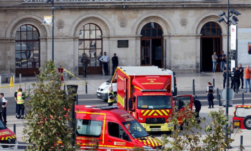 Soldados franceses dispararam e mataram um homem neste domingo depois que ele esfaqueou e matou duas mulheres na principal estação ferroviária de Marselha, disse o Ministério do Interior francês, em um incidente que fontes da polícia classificaram de “provável atentado terrorista”; três fontes da polícia disseram que o suspeito havia gritado “Allahu Akbar” (Deus é grande) quando realizou o ataque (Foto: José Barbacena) Soldados franceses dispararam e mataram um homem neste domingo depois que ele esfaqueou e matou duas mulheres na principal estação ferroviária de Marselha, disse o Ministério do Interior francês, em um incidente que fontes da polícia classificaram de “provável atentado terrorista”; três fontes da polícia disseram que o suspeito havia gritado “Allahu Akbar” (Deus é grande) quando realizou o ataque