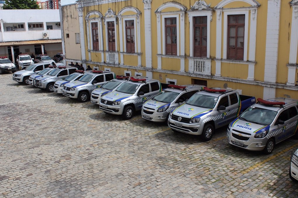 Polícia Militar do Estado de Sergipe iniciou o processo de renovação das viaturas pertencentes às unidades da capital e do interior; desde o ano passado, o comando da polícia estabeleceu pauta voltada para os investimentos na área humana, como por exemplo, a participação fundamental nas negociações que levaram à aprovação da Lei de Subsídio, e recentemente, da Lei referente à Progressão por Tempo de Serviço (Foto: José Barbacena) Polícia Militar do Estado de Sergipe iniciou o processo de renovação das viaturas pertencentes às unidades da capital e do interior; desde o ano passado, o comando da polícia estabeleceu pauta voltada para os investimentos na área humana, como por exemplo, a participação fundamental nas negociações que levaram à aprovação da Lei de Subsídio, e recentemente, da Lei referente à Progressão por Tempo de Serviço