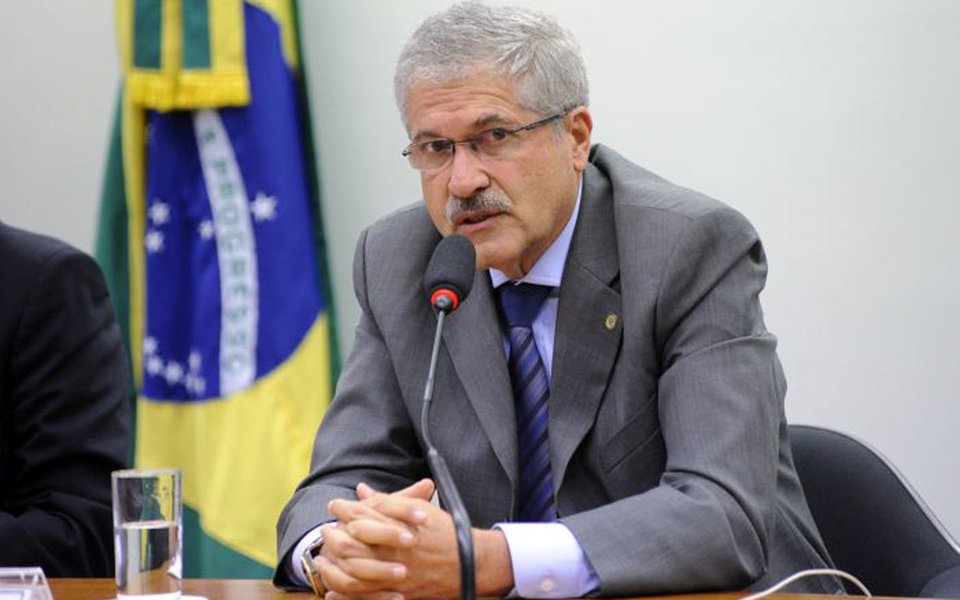 PR já deu início à movimentação para ajudar a barrar o andamento da segunda denúncia contra Michel Temer e os ministros Secretaria-Geral da Presidência, Moreira Franco, e da Casa Civil, Eliseu Padilha; manobra do líder do partido na Câmara visa, José Rocha (BA), visa substituir o deputado Jorginho Mello (SC) pelo Delegado Edson Moreira (MG), em uma das cinco vagas titulares que o partido tem direito na Comissão de Constituição e Justiça (CCJ); por ocasião da votação da primeira denúncia contra Temer, o PR trocou três de seus membros no colegiado; PSDB e PTB também já trocaram integrantes na comissão (Foto: Paulo Emílio) PR já deu início à movimentação para ajudar a barrar o andamento da segunda denúncia contra Michel Temer e os ministros Secretaria-Geral da Presidência, Moreira Franco, e da Casa Civil, Eliseu Padilha; manobra do líder do partido na Câmara visa, José Rocha (BA), visa substituir o deputado Jorginho Mello (SC) pelo Delegado Edson Moreira (MG), em uma das cinco vagas titulares que o partido tem direito na Comissão de Constituição e Justiça (CCJ); por ocasião da votação da primeira denúncia contra Temer, o PR trocou três de seus membros no colegiado; PSDB e PTB também já trocaram integrantes na comissão