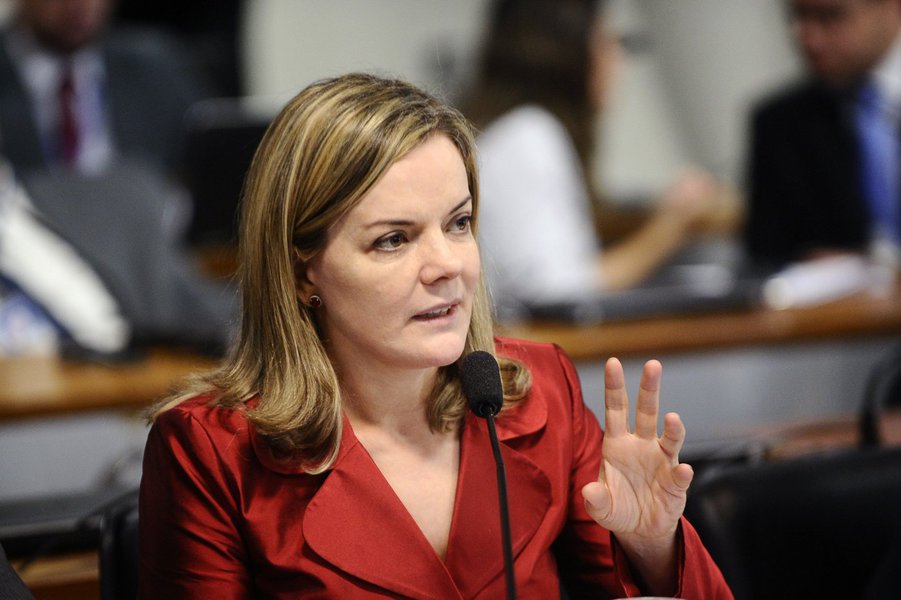 De passagem por Fortaleza, onde participa da posse dos novos dirigentes do PT do Ceará nesta quinta (22), a presidente nacional da legenda, Gleisi Hoffmann, disse que o Partido dos Trabalhadores “começa a resgatar a esperança do povo brasileiro”, como mostram as últimas pesquisas de intenção de voto. “As pessoas estão olhando o golpe que teve no Brasil, as mentiras, muitas delas contadas a respeito do PT, a perseguição, a caça que tivemos ao partido, e estão vendo que não era aquilo que falavam. Quem fez pelo povo brasileiro, pelo desenvolvimento do País, foi Lula, foram os governos do PT” (Foto: Rodrigo Rocha) De passagem por Fortaleza, onde participa da posse dos novos dirigentes do PT do Ceará nesta quinta (22), a presidente nacional da legenda, Gleisi Hoffmann, disse que o Partido dos Trabalhadores “começa a resgatar a esperança do povo brasileiro”, como mostram as últimas pesquisas de intenção de voto. “As pessoas estão olhando o golpe que teve no Brasil, as mentiras, muitas delas contadas a respeito do PT, a perseguição, a caça que tivemos ao partido, e estão vendo que não era aquilo que falavam. Quem fez pelo povo brasileiro, pelo desenvolvimento do País, foi Lula, foram os governos do PT”