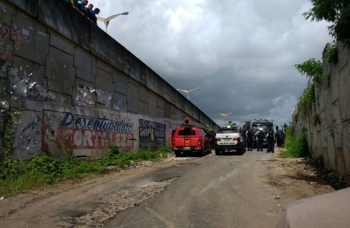O corpo de uma criança, encontrado no início da manhã de hoje, dentro de uma caixa de papelão, em meio ao lixo na avenida Pontes Vieira, pode ser o da menina Debora Lohany. O corpo está em avançado estado de decomposição e não pode ser identificado, mas aparentemente é de uma criança por volta de 4 anos. Ao lado do corpo foram encontrados também as vestimentas e a chinela da criança. Segundo a delegada Ivana Timbó, titular da Dececa, a mãe de Débora, Daniele de Oliveira Santos reconheceu o calçado usado pela garota (Foto: Fatima 247) O corpo de uma criança, encontrado no início da manhã de hoje, dentro de uma caixa de papelão, em meio ao lixo na avenida Pontes Vieira, pode ser o da menina Debora Lohany. O corpo está em avançado estado de decomposição e não pode ser identificado, mas aparentemente é de uma criança por volta de 4 anos. Ao lado do corpo foram encontrados também as vestimentas e a chinela da criança. Segundo a delegada Ivana Timbó, titular da Dececa, a mãe de Débora, Daniele de Oliveira Santos reconheceu o calçado usado pela garota